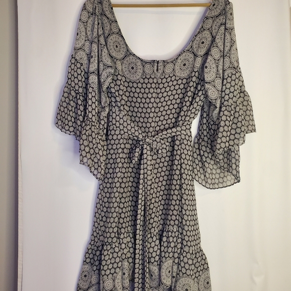 Betsy Johnson Size 11 Bl&Wh  scoop neck, banded tie-waist bell sleeve midi dress - Picture 2 of 11